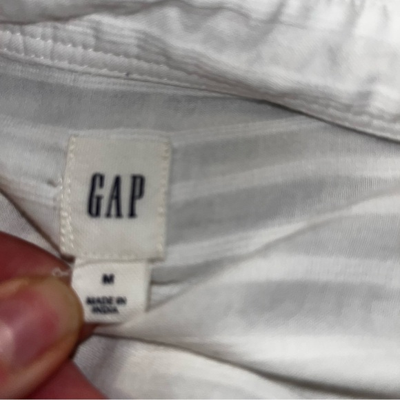 Gap linen button up size medium - Picture 2 of 5